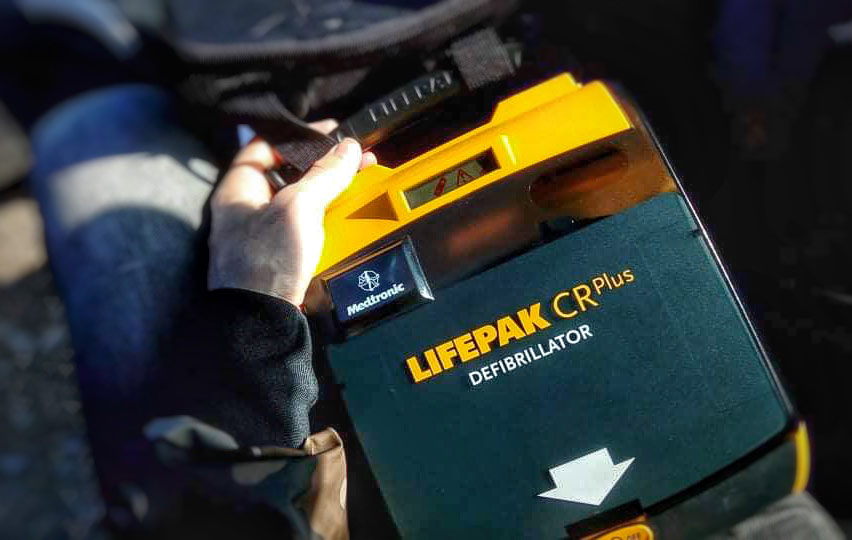 AED (automatizovaný externí defibrilátor)